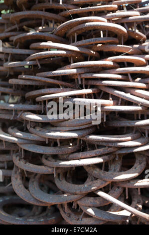 Vecchio & utilizzati Ferri da cavallo impilati come una moderna statua in una bottega artigiana di Los Alamos, California Foto Stock