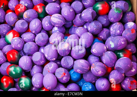 I gusci d'uovo riempito di coriandoli e dipinta con diversi disegni per la vendita presso la "fiesta" o "vecchi giorni spagnolo' festival Foto Stock