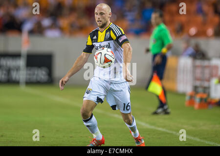 Houston, Texas, Stati Uniti d'America. Xiii Sep, 2014. Columbus Crew defender Eric Gehrig (16) controlla la sfera durante un gioco di MLS tra la Houston Dynamo e il Columbus Crew di BBVA Compass Stadium di Houston, TX su settembre 13th, 2014. La partita si è conclusa in un 2-2 a. Credito: Trask Smith/ZUMA filo/Alamy Live News Foto Stock