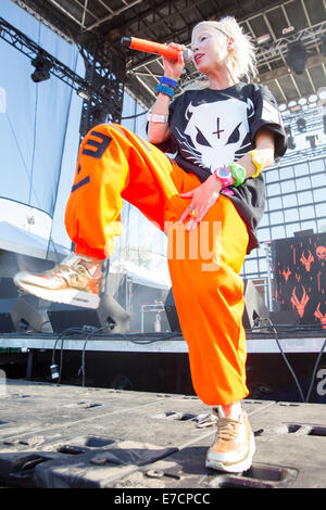 Chicago, Illinois, Stati Uniti d'America. Xiii Sep, 2014. Il rapper YO-LANDI VISSER della band Die Antwoord esegue live at 2014 Riot Fest festival di musica alla Humboldt Park di Chicago, Illinois © Daniel DeSlover/ZUMA filo/Alamy Live News Foto Stock