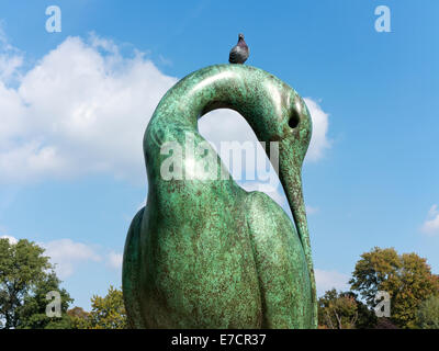 La scultura "Isis" da Simon spinotto in Hyde Park Londra Inghilterra contro un cielo blu, nube di luce e un piccione sul collo Foto Stock