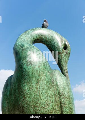 La scultura "Isis" da Simon spinotto in Hyde Park Londra Inghilterra contro un cielo blu, nube di luce e un piccione sul collo Foto Stock