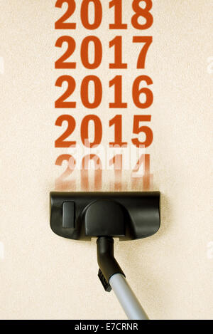 Aspirapolvere spazzare anno numero 2014 da Brand New carpet lasciando sequenza 2015, 2016. ecc. Felice nuovo anno 2015 concetto, Foto Stock