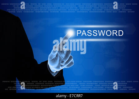 Business mano spingendo il pulsante password su un interfaccia touch-screen Foto Stock