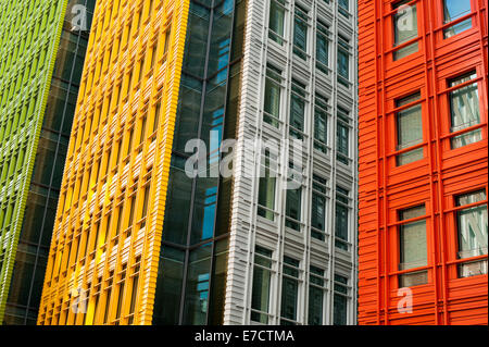 Colorati e vista astratta di un moderno edificio per uffici Foto Stock