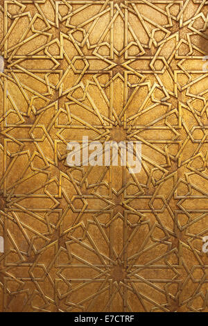 Fez Marocco close up dettaglio sulla porta in ottone cancello di ingresso presso il Palazzo Reale di Fes Foto Stock