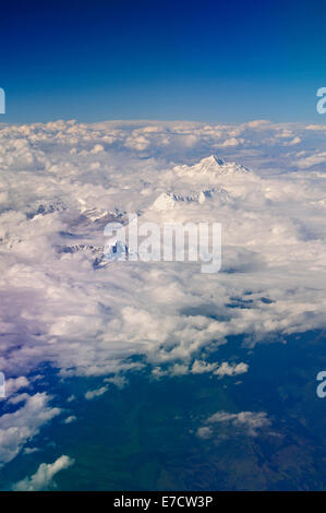 Panorami di Mount Everest (Massima Peek) e Himalaya attraverso le nuvole in viaggio con Druk Airlines tra il Bhutan e Delhi, India Foto Stock