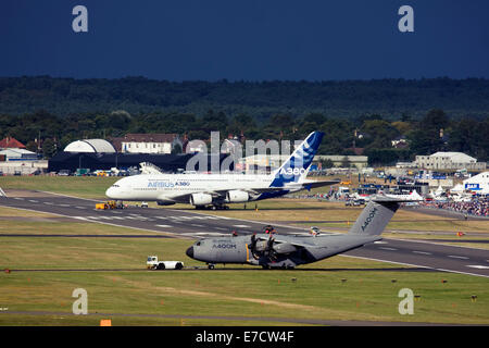 Airbus A380-841 e Airbus A400M Atlas a Farnborough Airshow internazionale 2014 Foto Stock