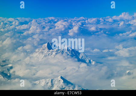 Panorami di Mount Everest (Massima Peek) e Himalaya attraverso le nuvole in viaggio con Druk Airlines tra il Bhutan e Delhi, India Foto Stock