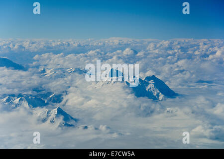 Panorami di Mount Everest (Massima Peek) e Himalaya attraverso le nuvole in viaggio con Druk Airlines tra il Bhutan e Delhi, India Foto Stock