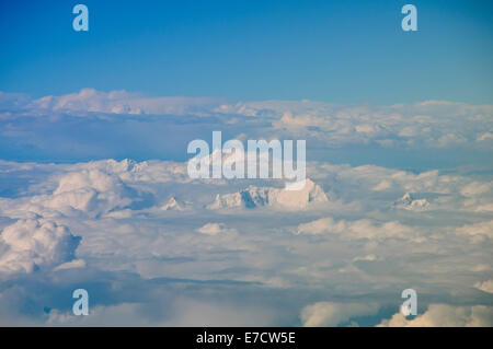 Panorami di Mount Everest (Massima Peek) e Himalaya attraverso le nuvole in viaggio con Druk Airlines tra il Bhutan e Delhi, India Foto Stock