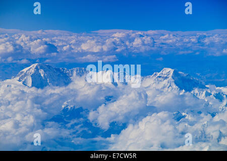 Panorami di Mount Everest (Massima Peek) e Himalaya attraverso le nuvole in viaggio con Druk Airlines tra il Bhutan e Delhi, India Foto Stock