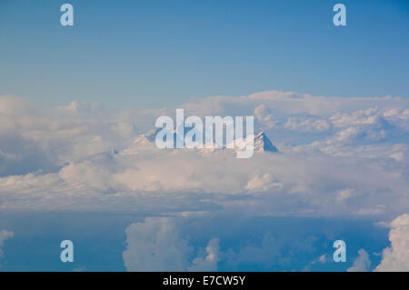 Panorami di Mount Everest (Massima Peek) e Himalaya attraverso le nuvole in viaggio con Druk Airlines tra il Bhutan e Delhi, India Foto Stock