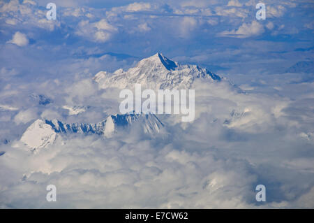 Panorami di Mount Everest (Massima Peek) e Himalaya attraverso le nuvole in viaggio con Druk Airlines tra il Bhutan e Delhi, India Foto Stock