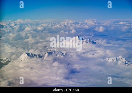 Panorami di Mount Everest (Massima Peek) e Himalaya attraverso le nuvole in viaggio con Druk Airlines tra il Bhutan e Delhi, India Foto Stock