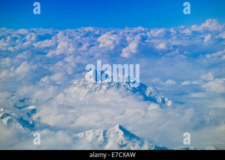 Panorami di Mount Everest (Massima Peek) e Himalaya attraverso le nuvole in viaggio con Druk Airlines tra il Bhutan e Delhi, India Foto Stock