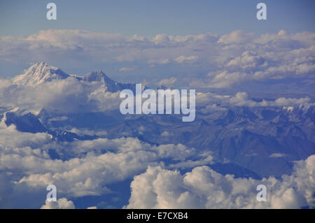 Panorami di Mount Everest (Massima Peek) e Himalaya attraverso le nuvole in viaggio con Druk Airlines tra il Bhutan e Delhi, India Foto Stock