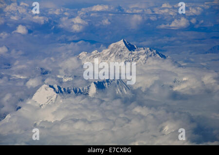 Panorami di Mount Everest (Massima Peek) e Himalaya attraverso le nuvole in viaggio con Druk Airlines tra il Bhutan e Delhi, India Foto Stock