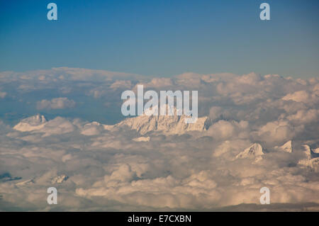 Panorami di Mount Everest (Massima Peek) e Himalaya attraverso le nuvole in viaggio con Druk Airlines tra il Bhutan e Delhi, India Foto Stock