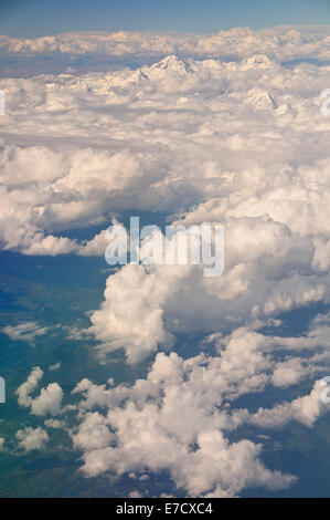 Panorami di Mount Everest (Massima Peek) e Himalaya attraverso le nuvole in viaggio con Druk Airlines tra il Bhutan e Delhi, India Foto Stock