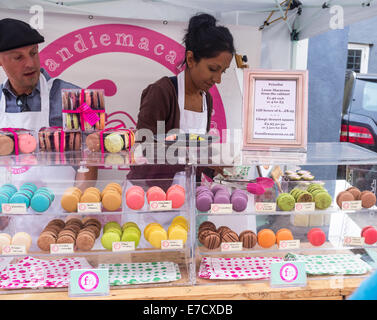 Ashburton Food & Drink Festival e molto popolare Amaretto Frandie stallo con molte varietà colorate di amaretti. Foto Stock