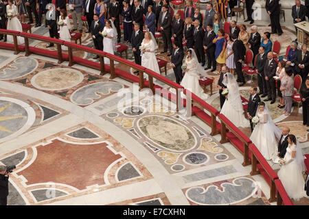 Città del Vaticano. 14 Settembre, 2014. Papa Francesco celebrare le nozze di 20 coppie in San Pietro - 14 settembre 2014 Credit: Davvero Facile Star/Alamy Live News Foto Stock