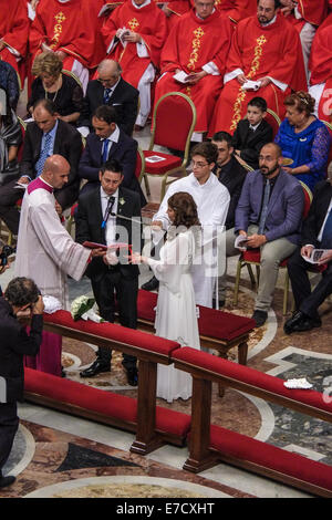 Città del Vaticano. 14 Settembre, 2014. Papa Francesco celebrare le nozze di 20 coppie in San Pietro - 14 settembre 2014 Credit: Davvero Facile Star/Alamy Live News Foto Stock