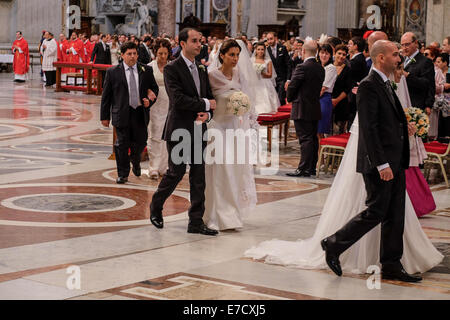 Città del Vaticano. 14 Settembre, 2014. Papa Francesco celebrare le nozze di 20 coppie in San Pietro - 14 settembre 2014 Credit: Davvero Facile Star/Alamy Live News Foto Stock