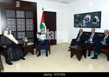 Sett. 14, 2014 - Ramallah, West Bank, Territorio palestinese - il presidente palestinese Mahmoud Abbas incontra il Kuwait del ministro degli Affari Esteri lo Sceicco Sabah al Khalid Al Sabah, in Cisgiordania città di Ramallah Settembre 14, 2014 (credito Immagine: © Thaer Ganaim APA/images/ZUMA filo) Foto Stock