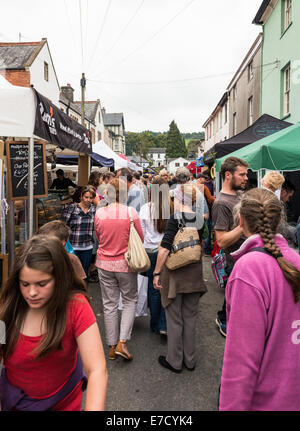 Ashburton Food & Drink Festival con la folla a piedi attraverso le bancarelle si verifica la buona per la vendita. Foto Stock