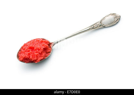 Caviale rosso in cucchiaio su sfondo bianco Foto Stock