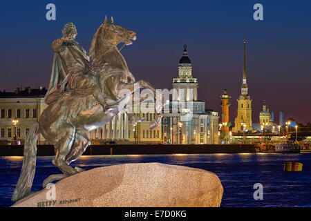 Vista notturna del centro di San Pietroburgo e il monumento Pietro 1 Foto Stock