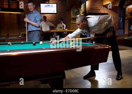 Il Presidente Usa Barack Obama fischi lungo la musica come lui spara piscina con Gov. John Hickenlooper Luglio 8, 2014 in a Denver in Colorado. Foto Stock