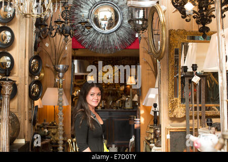 Bellissima gara di misto donna shopping a Parigi incredibile mercatino di antiquariato, Marche aux Puces de Saint-Ouen, Parigi, Francia Foto Stock