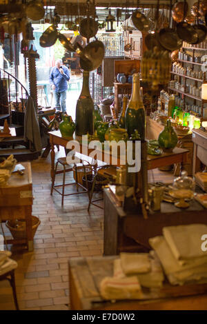 Parigi incredibile mercatino di antiquariato, Marche aux Puces de Saint-Ouen, Parigi, Francia Foto Stock