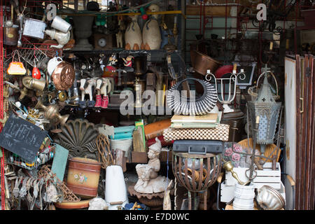 Parigi incredibile mercatino di antiquariato, Marche aux Puces de Saint-Ouen, Parigi, Francia Foto Stock