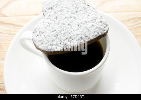 Dolce Di San Valentino Con Cioccolato, Decorazioni Di Zucchero E Testo  Happy Valeitine E Un Mucchio Di Tulipani Rosa Fotografia Stock - Immagine  di pietra, cioccolato: 169034154