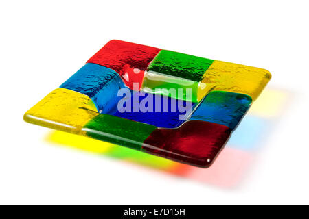 Colorato ciotola di vetro isolato su sfondo bianco Foto Stock