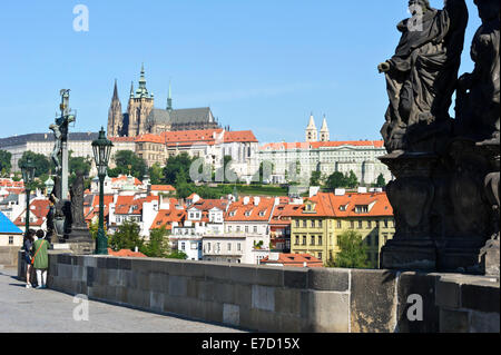 La famosa cattedrale di San Vito e il Castello di Praga visto dal Ponte Carlo, Praga, Repubblica Ceca. Foto Stock
