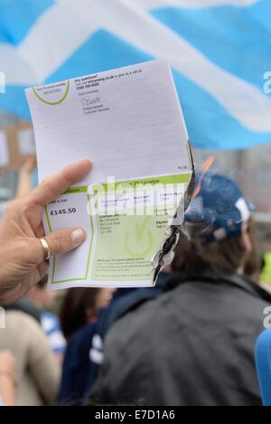 TV masterizzazione di licenza. Glasgow, Scozia. 14 Settembre, 2014. BBC marcia di protesta. Una quantità significativa di " sì " gli elettori hanno marciato attraverso Glasgow alla BBC Television studios per protestare contro percepito polarizzato e danneggiare la copertura di eventi che conduce fino al referendum. Foto Stock