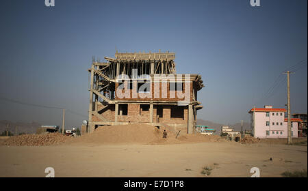 (140914) -- KABUL, Sett. 14, 2014 (Xinhua) -- lavoratori edili di costruire una casa a Kabul, Afghanistan, il 14 settembre 2014. Dopo che il regime dei talebani è stato rovesciato nel tardo 2001, la popolazione locale ha iniziato il processo di ricostruzione in ogni parte dell'Afghanistan. (Xinhua/Ahmad Massoud)(cy) Foto Stock