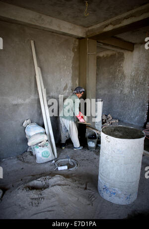 (140914) -- KABUL, Sett. 14, 2014 (Xinhua) -- un lavoratore edile lavora in una casa a Kabul, Afghanistan, il 14 settembre 2014. Dopo che il regime dei talebani è stato rovesciato nel tardo 2001, la popolazione locale ha iniziato il processo di ricostruzione in ogni parte dell'Afghanistan. (Xinhua/Ahmad Massoud)(cy) Foto Stock