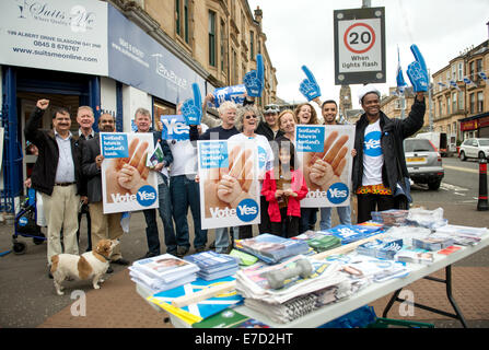 Glasgow, Scozia. 14 Settembre, 2014. Indipendenza Pro-Scottish sostenitori raccogliere in Albert Drive (Pollokshields) per esprimere il proprio sostegno a un voto favorevole in occasione del prossimo referendum sull indipendenza scozzese, il 14 settembre 2014 a Glasgow, in Scozia. La Scozia sarà sottoposta a votazione se o non lasciare il Regno Unito in un referendum che si terrà il prossimo 18 settembre di quest'anno. Credito: Sam Kovak/Alamy Live News Foto Stock