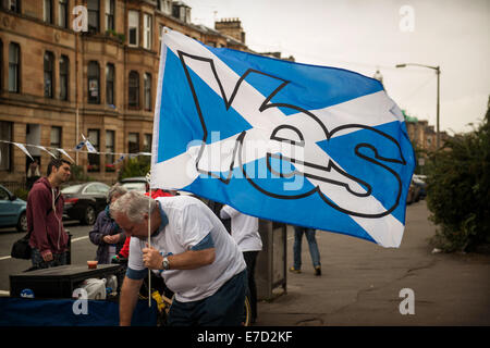 Glasgow, Scozia. 14 Settembre, 2014. Indipendenza Pro-Scottish sostenitori raccogliere in Albert Drive (Pollokshields) per esprimere il proprio sostegno a un voto favorevole in occasione del prossimo referendum sull indipendenza scozzese, il 14 settembre 2014 a Glasgow, in Scozia. La Scozia sarà sottoposta a votazione se o non lasciare il Regno Unito in un referendum che si terrà il prossimo 18 settembre di quest'anno. Credito: Sam Kovak/Alamy Live News Foto Stock