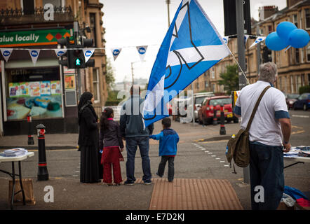 Glasgow, Scozia. 14 Settembre, 2014. Indipendenza Pro-Scottish sostenitori raccogliere in Albert Drive (Pollokshields) per esprimere il proprio sostegno a un voto favorevole in occasione del prossimo referendum sull indipendenza scozzese, il 14 settembre 2014 a Glasgow, in Scozia. La Scozia sarà sottoposta a votazione se o non lasciare il Regno Unito in un referendum che si terrà il prossimo 18 settembre di quest'anno. Credito: Sam Kovak/Alamy Live News Foto Stock