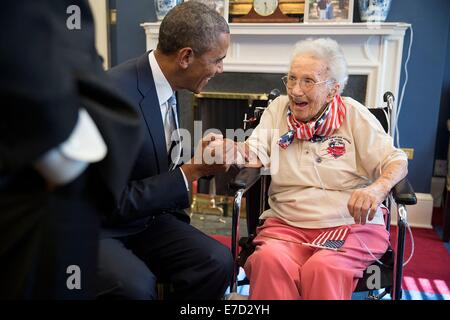 Il Presidente Usa Barack Obama visite con Lucia Coffey al Vice Presidente in carica della Casa Bianca Luglio 25, 2014 a Washington, DC. A 108 anni, la sig.ra Coffey è la più antica femmina veterano DEGLI STATI UNITI. Foto Stock