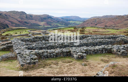Roman Fort rovina al Hardknott Pass, con la Eskdale Valley apertura nella parte anteriore. Nel Distretto del Lago, Cumbria, Inghilterra, Regno Unito. Foto Stock