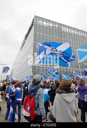 Glasgow, Scozia. 14 Settembre, 2014. BBC marcia di protesta. Una quantità significativa di " sì " gli elettori hanno marciato attraverso Glasgow alla BBC studios per protestare contro percepito polarizzato e danneggiare la copertura di eventi che conduce fino al referendum. Credito: Carr Douglas/Alamy Live News Foto Stock