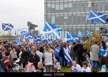 Glasgow, Scozia. 14 Settembre, 2014. BBC marcia di protesta. Una quantità significativa di " sì " gli elettori hanno marciato attraverso Glasgow alla BBC studios per protestare contro percepito polarizzato e danneggiare la copertura di eventi che conduce fino al referendum. Credito: Carr Douglas/Alamy Live News Foto Stock