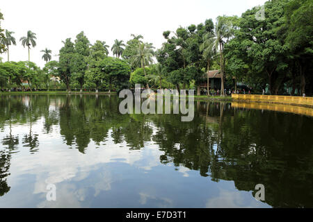 Il lago dall'ex casa di Ho Chi Minh ad Hanoi, Vietnam. Foto Stock